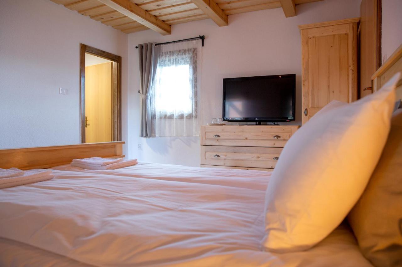 Pepi Vendeghaz - Casa De Oaspeti Pepi Joseni  Exteriör bild