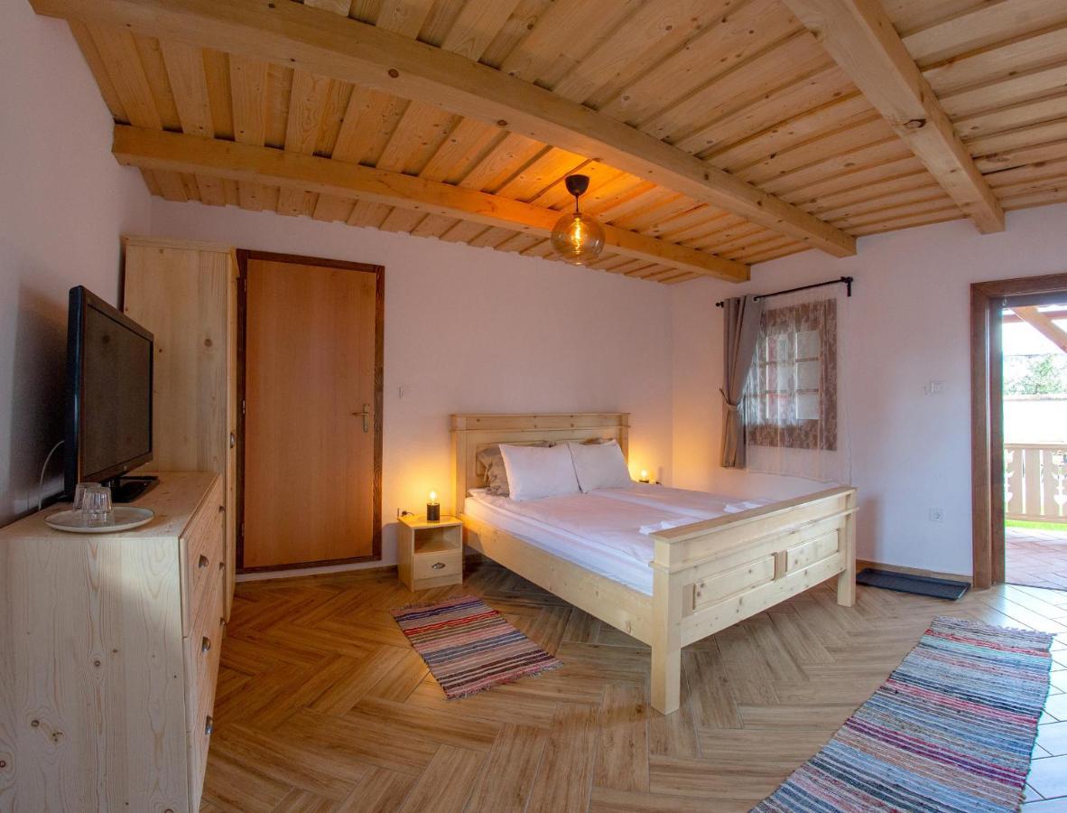 Pepi Vendeghaz - Casa De Oaspeti Pepi Joseni  Exteriör bild